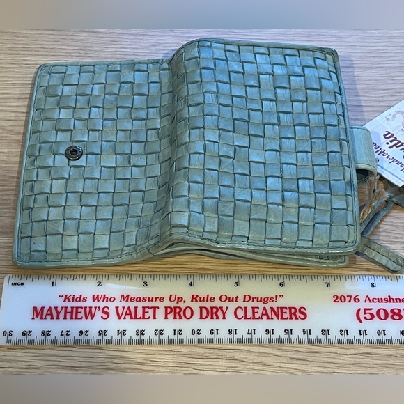 Genuine woven leather bifold tab wallet light sage green - Picture 6 of 8